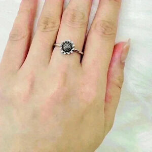 Vintage Sunflower Design Ring Silver Plated size 6